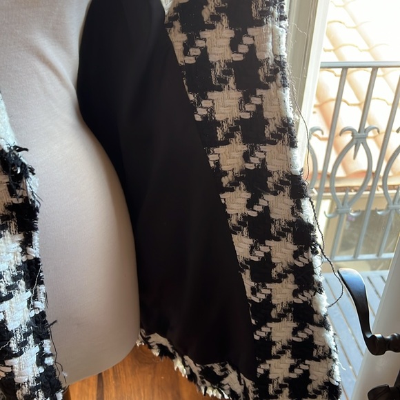 Alice and Olivia A/line coat in black and white lined, 2 pockets great condition - Picture 6 of 13